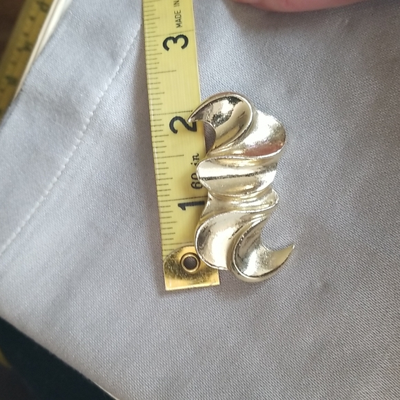 MODERN ART golden tone metal pin - Picture 2 of 3